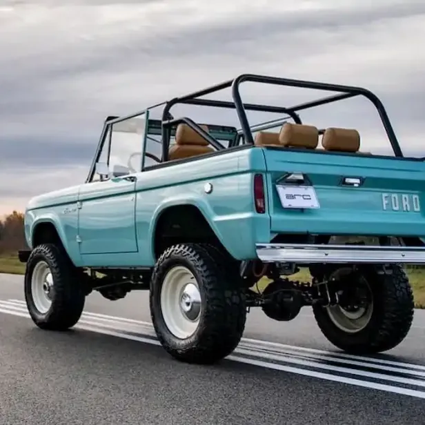 Das erste umgebaute Auto war ein alter Ford Bronco.