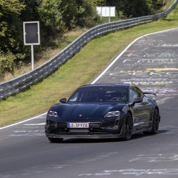 Porsche Taycan Vorserienmodell auf der Nürburgring Nordschleife