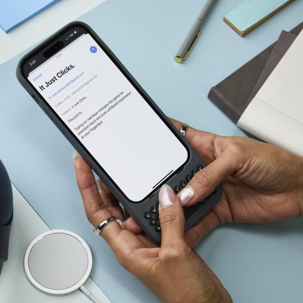 Clicks verbindet man via USB-C mit dem iPhone. Die ansteckbare Tastatur umschließt das Smartphone wie eine Schutzhülle
