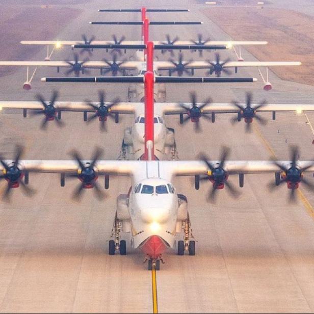 Die aufgereihten Flugzeuge beim "Elephant Walk".