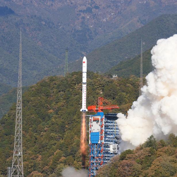 Long-March-Rakete startet mit Satellit.