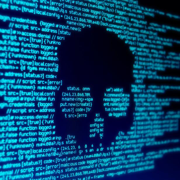 Ein stilisierter Totenkopf erscheint inmitten von blauem Computercode.