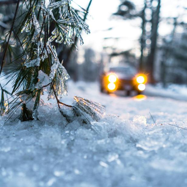 Auto in eisiger Umgebung