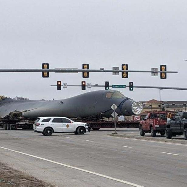 Vergleich mit Autos zeigt, wie riesig der B-1 Bomber ist