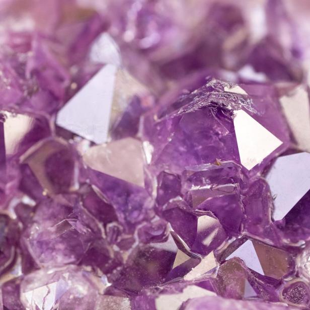 Das ist ein Amethyst, kein Zeitkristall.