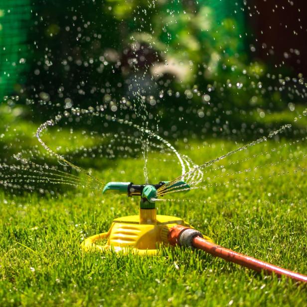 Was würde passieren, wenn ein Sprinkler Wasser einsaugt, statt rausspritzt.