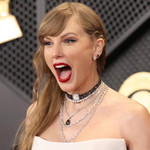 Taylor Swift lacht erfreut-überrascht mit offenem Mund bei den Grammys