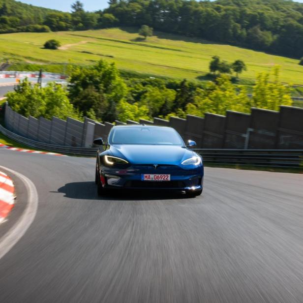 Ein Tesla Model S Plaid auf dem Nürburgring.