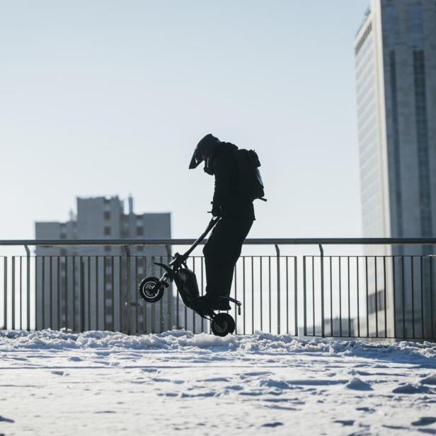 Nicht nur im flachen Gelände soll der E-Scooter fahren können.