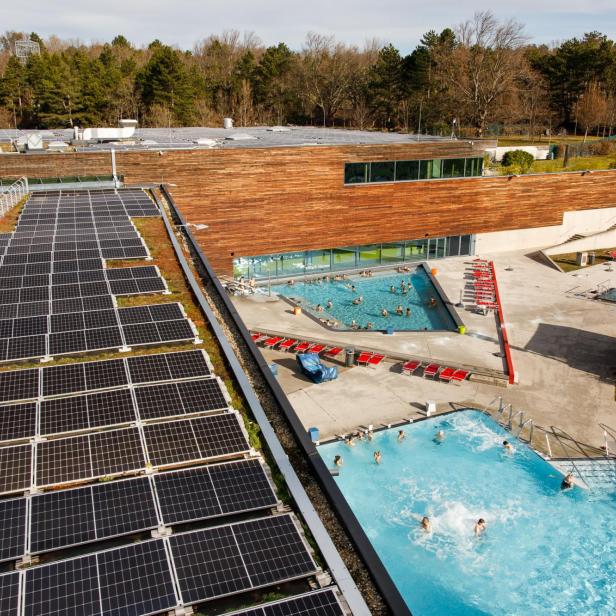 Solarmodule auf dem Dach der Therme Wien