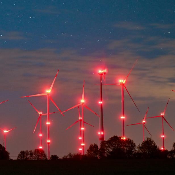 Moderne Windräder erreichen meistens eine Gesamthöhe von mehr als 100 Metern und müssen daher nachts beleuchtet werden. Für kleinere Windräder gilt diese Regel nicht