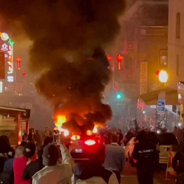 Fahrerloses Taxi in San Francisco von Mob angezündet