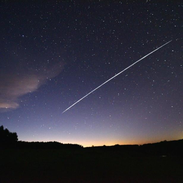 Symbolbild: Langzeitbelichtung zeigt Starlink-Satelliten nach dem Start auf den Weg in ihren Orbit