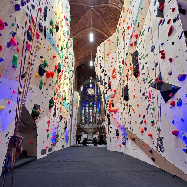 In der Kletterhalle Padoue Maniak in Brüssel wird gebetet und geklettert.