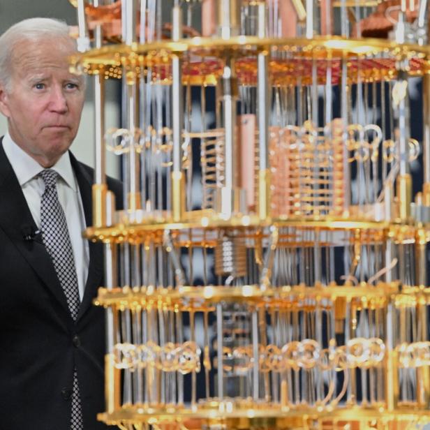 US-Präsident Biden beäugt einen Quantencomputer.