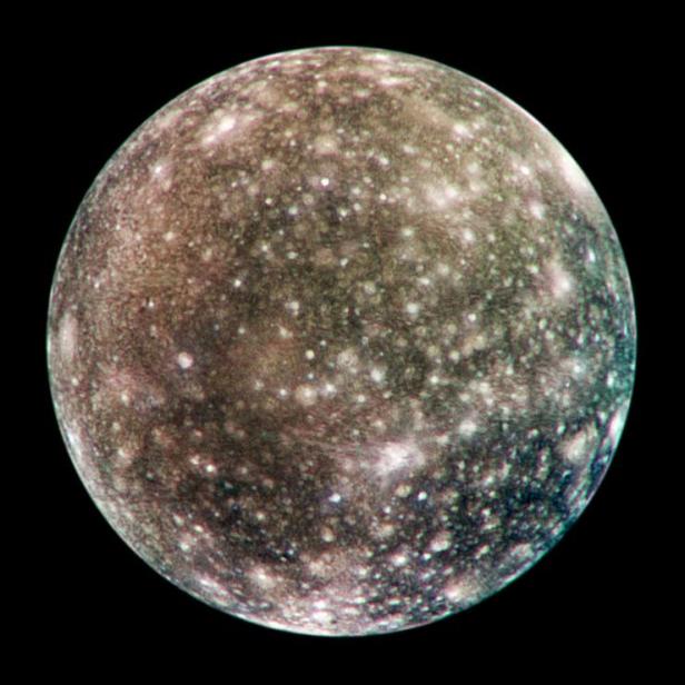 Eine Nahaufnahme des Jupitermondes Callisto, der von Kratern übersät ist.