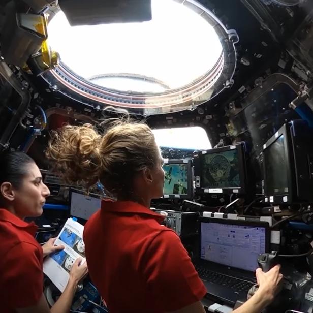 Die ISS-Astronautinnen Jasmin Moghbeli und Loral O'Hara fangen mit Hilfe des Roboterarms Canadarm2 einen Cygnus Raumfrachter ein