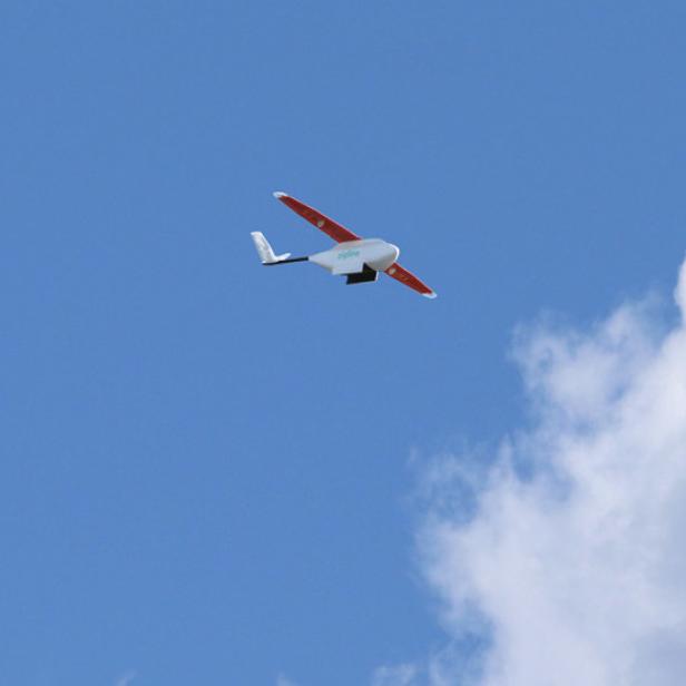 Eine Zipline-Drohne wirft ein Medikamentenpaket über dem Ziel ab