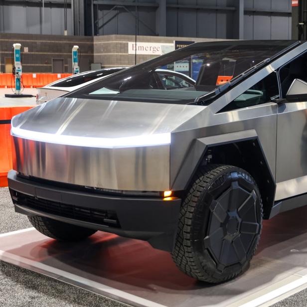 Ein Cybertruck auf der Chicago Auto Show 2024.