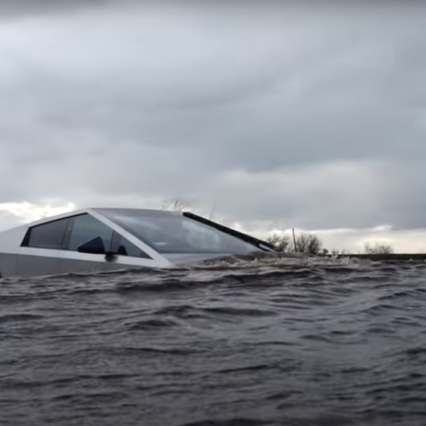 Tesla-Fahrer probiert aus, ob Cybertruck schwimmen kann