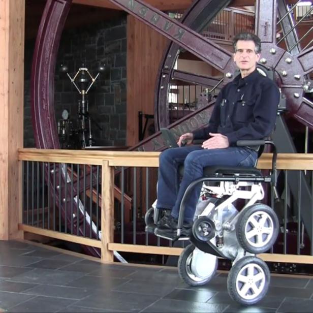 Segway-Erfinder Dean Kamen auf einem iBot-Rollstuhl