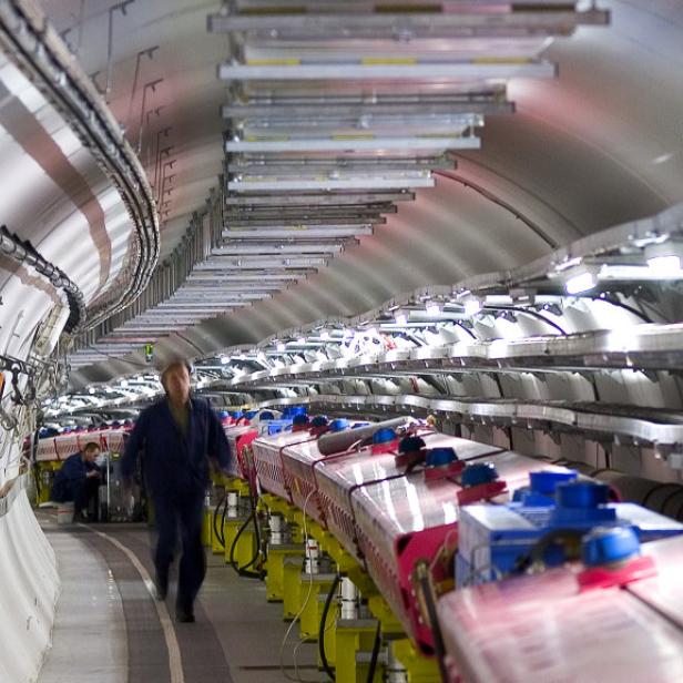 Wodurch auch immer Spekulationen genährt werden, die CERN-Wissenschafter bleiben offenbar der Tradition des Schweigens bis zum Zeitpunkt der Bekanntgabe treu. Mancher, der mit am Gerüchte-Karussell drehte, hätte vielleicht jene Passage in der Seminar-Ankündigung stärker beachten sollen, wonach es zwar &quot;signifikante&quot; Fortschritte bei der Suche gebe, aber &quot;nicht genug, um irgendwelche abschließenden Erklärungen über die Existenz oder Nichtexistenz des Higgs abzugeben&quot;.