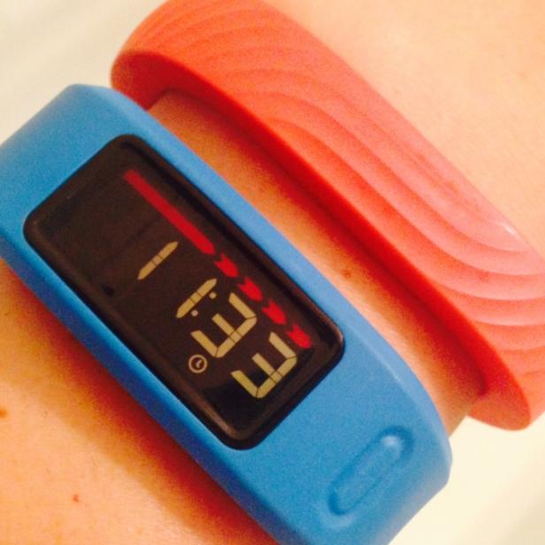 Links mit dem blauen Band Vivofit von Garmin, rechts UP24 von Jawbone