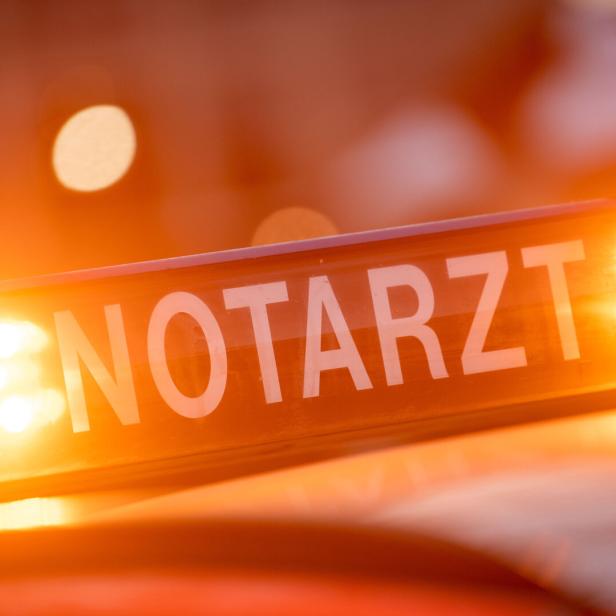 Notarztwagen-Schild mit Warnleuchten.