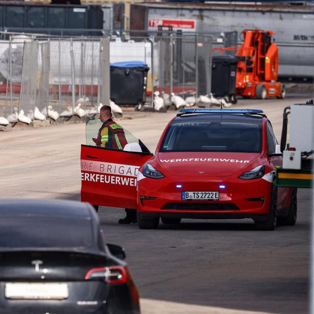 Brandanschlag: Tesla-Fabrik bei Berlin evakuiert