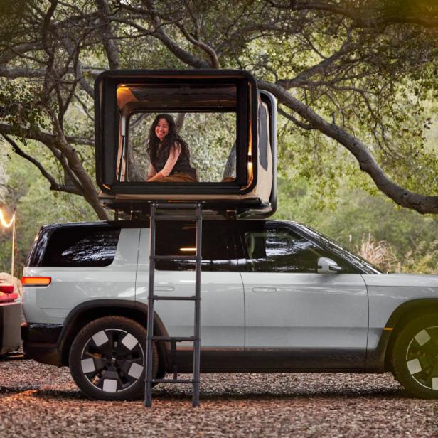 Rivian will mehrere Camping-Accessoires für seine E-Autos anbieten, u.a. ein Dachzelt