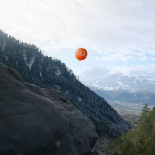 In einem speziellen Gerät wird der Rettungsballon mitgeführt.