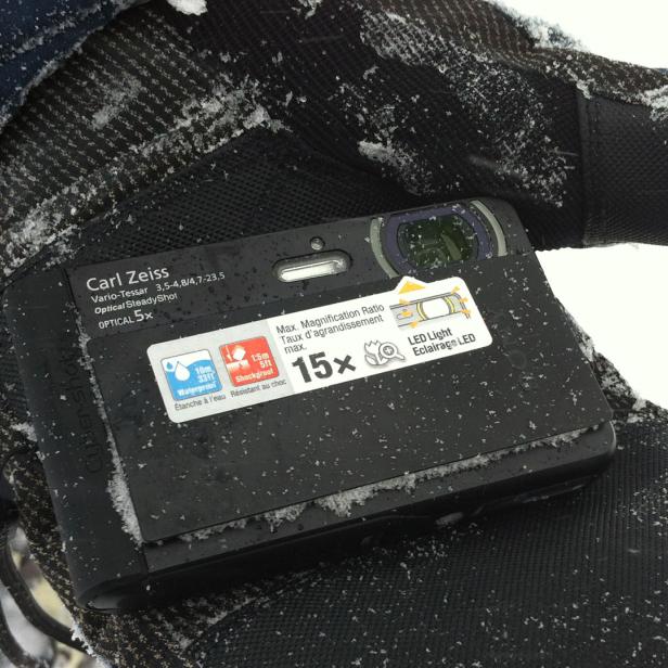 Die Sony Cyber-shot TX30 hält Schnee und Stürze auf Eis aus