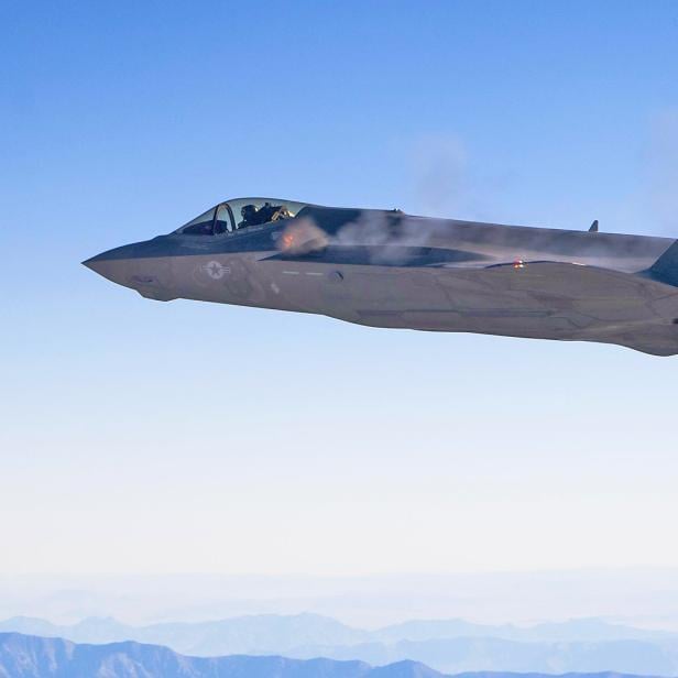 F-35A feuert die Bordkanone ab