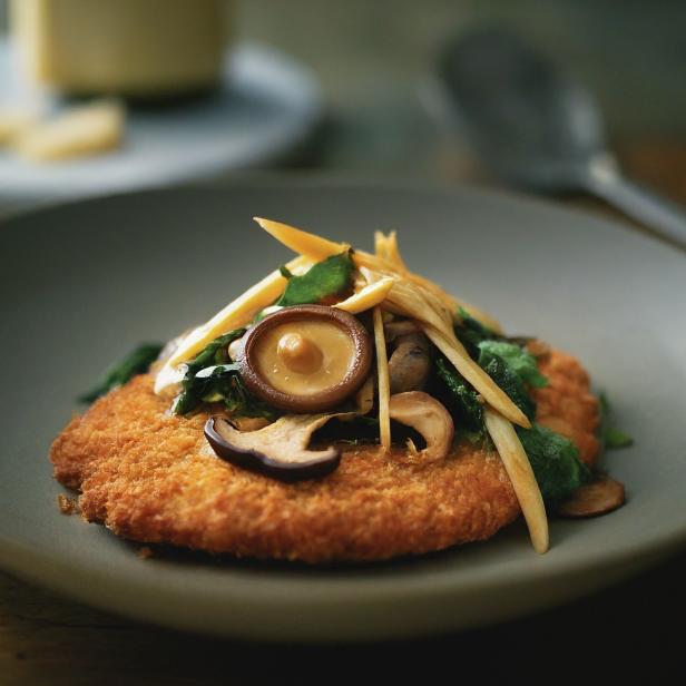 Ein Schnitzel mit Shiitake-Pilzen als Topping? So stellt sich die neue Google-KI "Food Mood" das österreichisch-japanische Gericht vor.