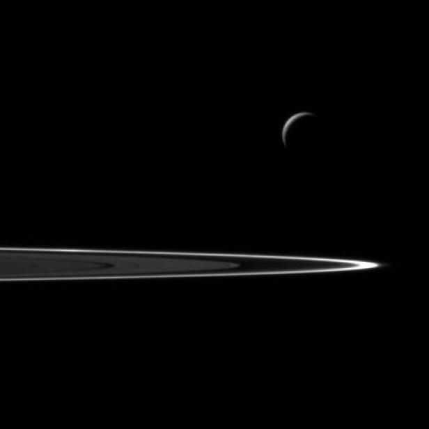 Saturnmond Enceladus und die Saturnringe