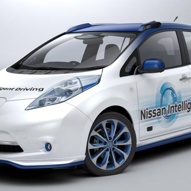 Ein weißer Nissan Leaf mit blauen Akzenten und dem Aufdruck „Nissan Intelligent Driving“.