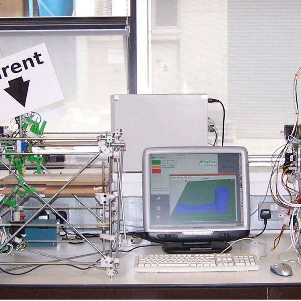 RepRap-Erfinder Adrian Bowyer mit erstem Replikator