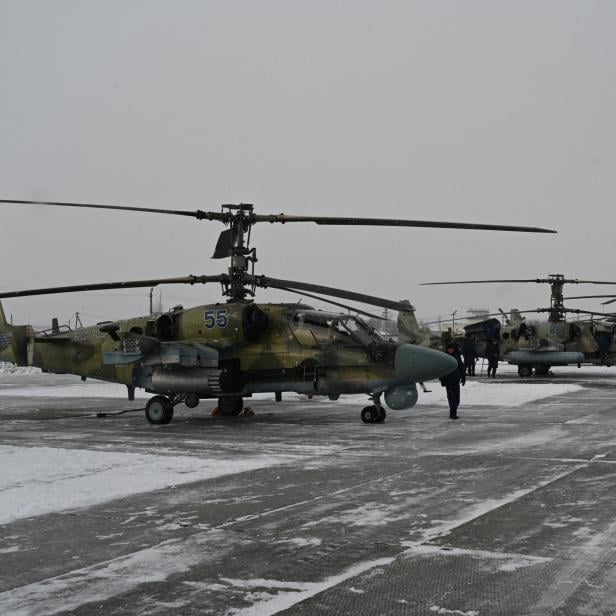 Symbolbild: Russische Helikopter am Flugfeld