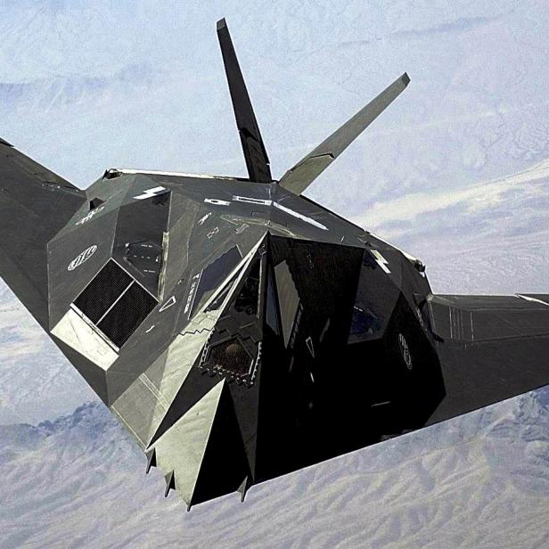 Ein F-117 Stealth-Flugzeug im Flug.