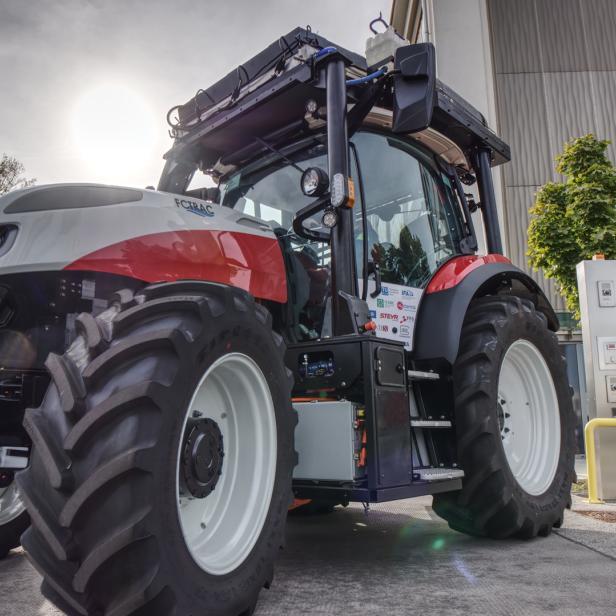 Der Wasserstoff-Traktor, der im Forschungsprojekt FCTRAC entwickelt wurde, trägt Tanks und Kühlung am Dach