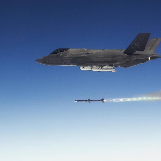 Symbolbild: F-35A startet eine AIM-120-Rakete aus dem internen Waffenschacht