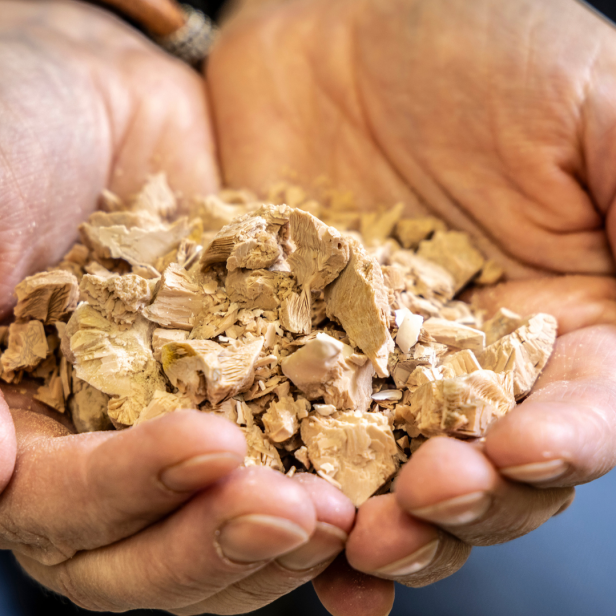 Plastikschnipsel bleiben übrig, wenn man die Flüssigkeit am Ende abtrennt. Eingeschmolzen nimmt es neue Formen an.