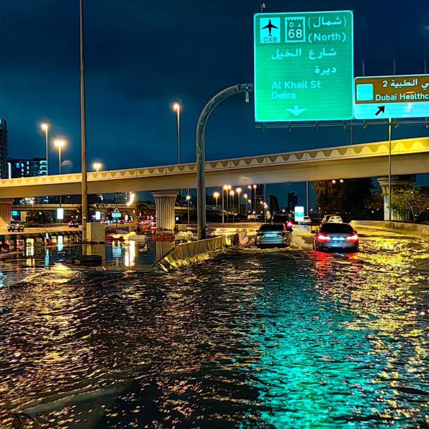 In Dubai gab es schwere Regenfälle: Ob die Geoengineering-Methode Cloud Seeding die Ursache ist, bezweifeln Wissenschafler*innen. 