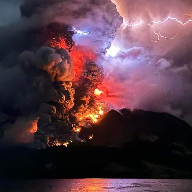 Vulkanisches Gewitter beim Ausbruch von Ruang