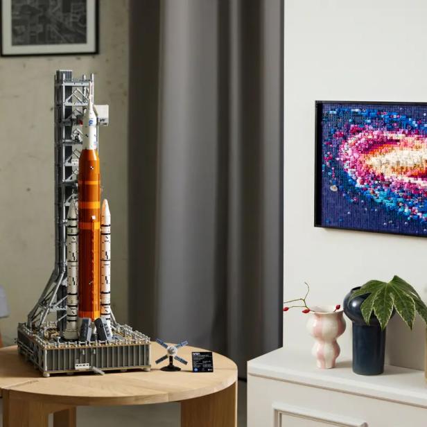 Lego bringt SLS-Riesenrakete der NASA und Milchstraße