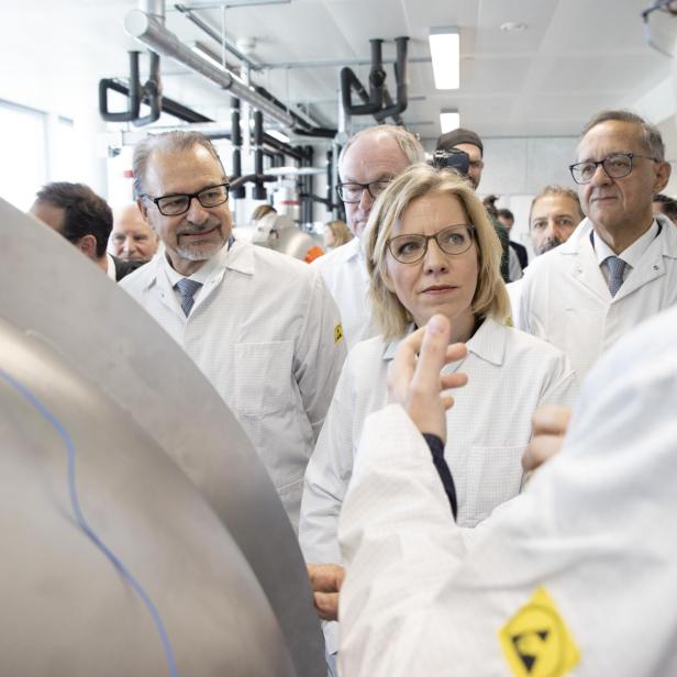  ESA-Generaldirektor Josef Aschbacher und Weltraumministerin Leonore Gewessler bei der Eröffnung des Phy Lab Austria.