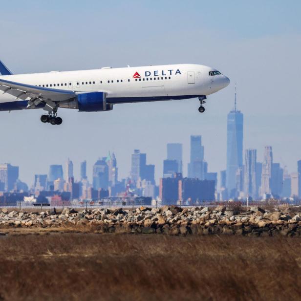 Delta-Flugzeug im Landeanflug vor der Skyline von New York.