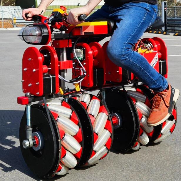 Kurioses Motorrad kann in alle Richtungen fahren 