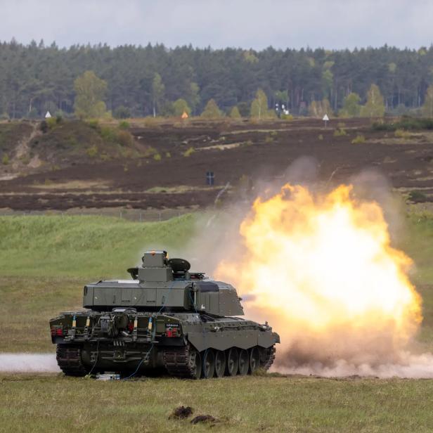 Großbritanniens tödlichster Panzer führt Schießübungen durch