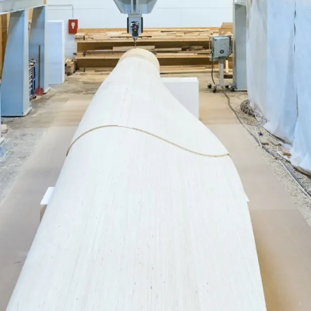 Die gigantischen Rotorblätter werden aus Holz hergestellt.